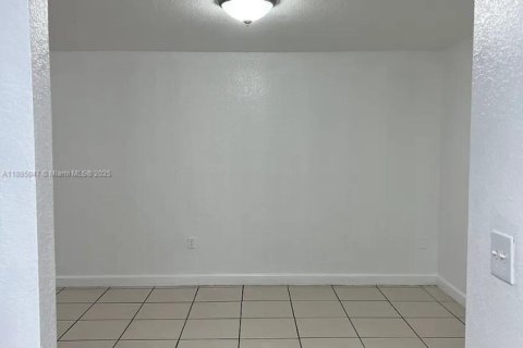 House in Miami, Florida 3 bedrooms, 111.48 sq.m. № 1932337 - photo 5