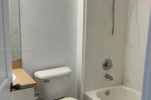 House in Miami, Florida 3 bedrooms, 111.48 sq.m. № 1932337 - photo 8