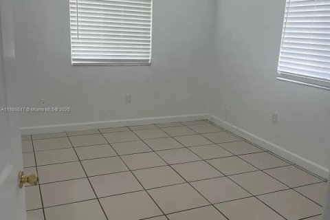 House in Miami, Florida 3 bedrooms, 111.48 sq.m. № 1932337 - photo 10