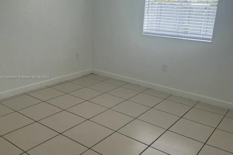 House in Miami, Florida 3 bedrooms, 111.48 sq.m. № 1932337 - photo 4