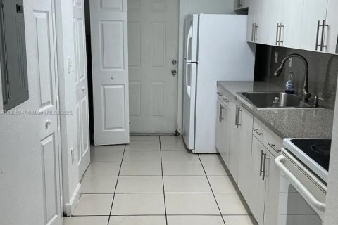 House in Miami, Florida 3 bedrooms, 111.48 sq.m. № 1932337 - photo 3