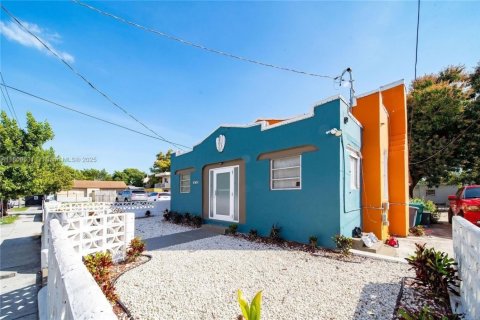 Villa ou maison à vendre à Miami, Floride: 3 chambres, 199.09 m2 № 1696135 - photo 4