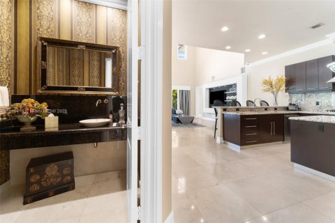 House in Sunny Isles Beach, Florida 6 bedrooms, 387.12 sq.m. № 1959876 - photo 11