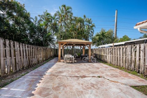 House in Homestead, Florida 3 bedrooms, 135.54 sq.m. № 2072045 - photo 2