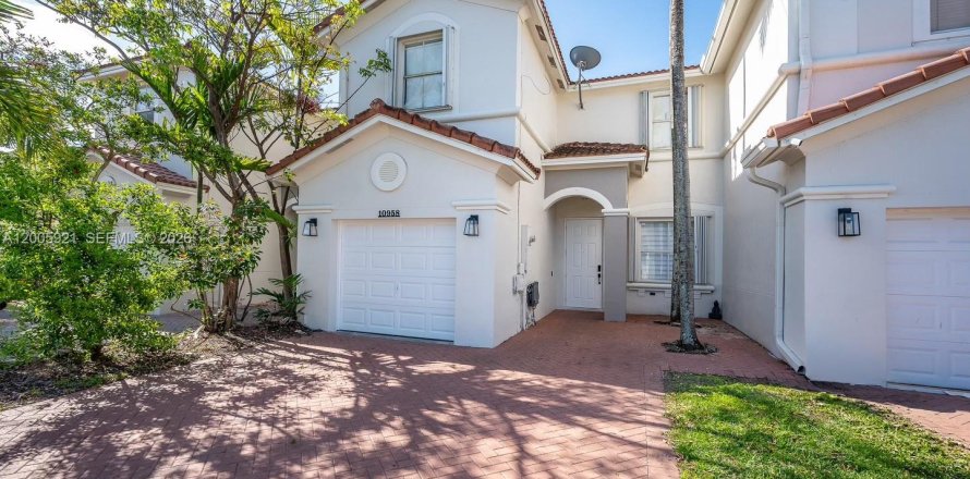 House in Homestead, Florida 3 bedrooms, 135.54 sq.m. № 2072045