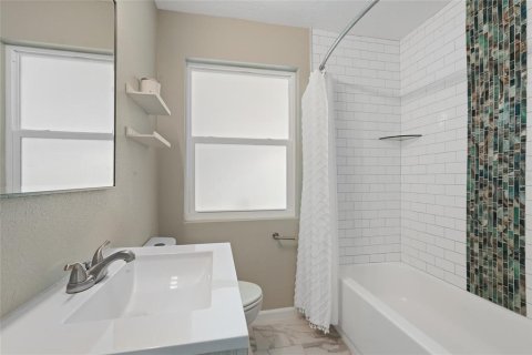 House in Saint Petersburg, Florida 4 bedrooms, 181.25 sq.m. № 1853802 - photo 22