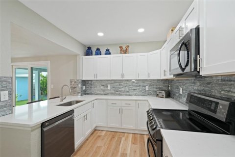 House in Saint Petersburg, Florida 4 bedrooms, 181.25 sq.m. № 1853802 - photo 10