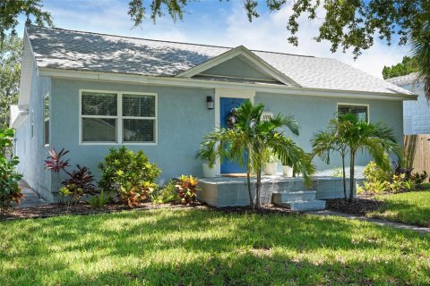 House in Saint Petersburg, Florida 4 bedrooms, 181.25 sq.m. № 1853802 - photo 6