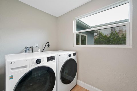 House in Saint Petersburg, Florida 4 bedrooms, 181.25 sq.m. № 1853802 - photo 29