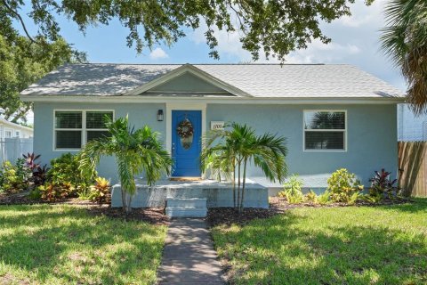 House in Saint Petersburg, Florida 4 bedrooms, 181.25 sq.m. № 1853802 - photo 1