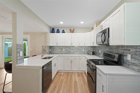 House in Saint Petersburg, Florida 4 bedrooms, 181.25 sq.m. № 1853802 - photo 2