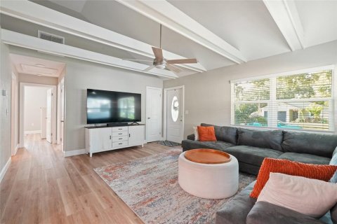 House in Saint Petersburg, Florida 4 bedrooms, 181.25 sq.m. № 1853802 - photo 8