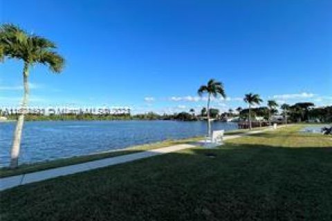 House in Hollywood, Florida 2 bedrooms, 102.01 sq.m. № 1935823 - photo 19