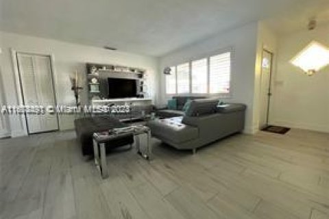 House in Hollywood, Florida 2 bedrooms, 102.01 sq.m. № 1935823 - photo 5