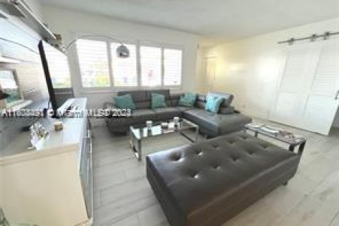 House in Hollywood, Florida 2 bedrooms, 102.01 sq.m. № 1935823 - photo 10