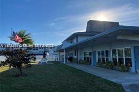 House in Hollywood, Florida 2 bedrooms, 102.01 sq.m. № 1935823 - photo 20