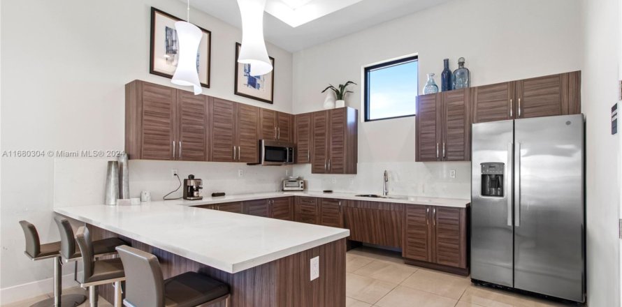Townhouse in Hialeah, Florida 3 bedrooms, 162.67 sq.m. № 1825775
