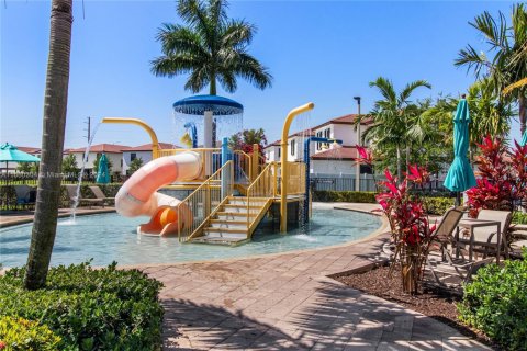 Townhouse in Hialeah, Florida 3 bedrooms, 162.67 sq.m. № 1825775 - photo 8