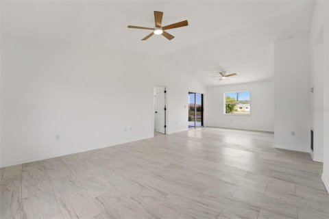Villa ou maison à vendre à Rotonda, Floride: 2 chambres, 117.99 m2 № 2222768 - photo 4