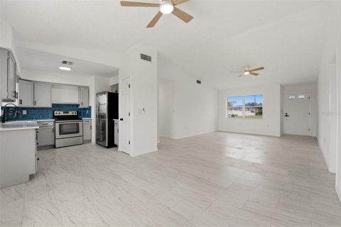 Villa ou maison à vendre à Rotonda, Floride: 2 chambres, 117.99 m2 № 2222768 - photo 8