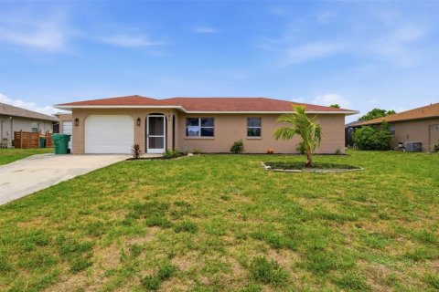 House in Rotonda, Florida 2 bedrooms, 117.99 sq.m. № 2222768