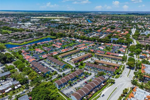 Condo in Kendall, Florida, 2 bedrooms  № 2091370 - photo 25