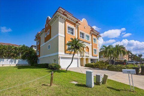 Townhouse in Redington Shores, Florida 3 bedrooms, 236.34 sq.m. № 2105925 - photo 2