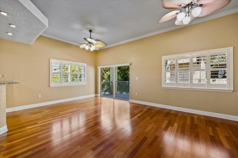 Townhouse in Redington Shores, Florida 3 bedrooms, 236.34 sq.m. № 2105925 - photo 9