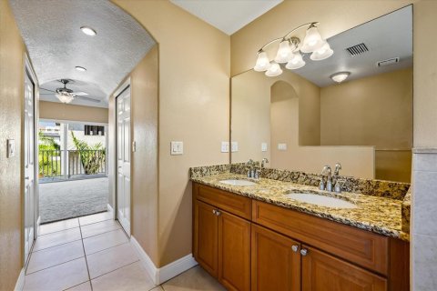 Townhouse in Redington Shores, Florida 3 bedrooms, 236.34 sq.m. № 2105925 - photo 18