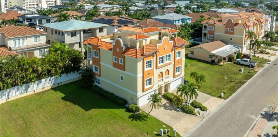 Townhouse in Redington Shores, Florida 3 bedrooms, 236.34 sq.m. № 2105925