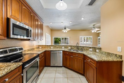 Townhouse in Redington Shores, Florida 3 bedrooms, 236.34 sq.m. № 2105925 - photo 6
