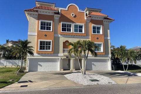 Townhouse in Redington Shores, Florida 3 bedrooms, 236.34 sq.m. № 2105925 - photo 3