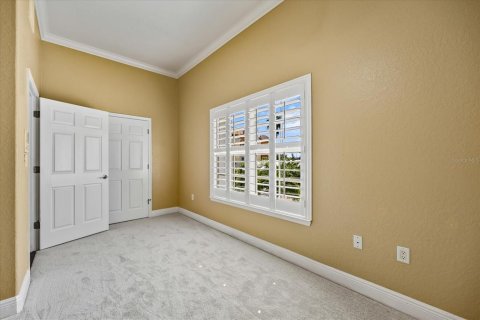 Townhouse in Redington Shores, Florida 3 bedrooms, 236.34 sq.m. № 2105925 - photo 23