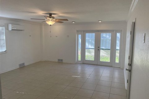 Townhouse in Redington Shores, Florida 3 bedrooms, 236.34 sq.m. № 2105925 - photo 29