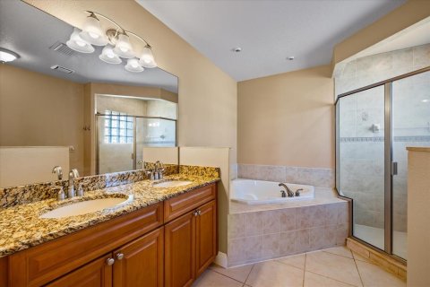 Townhouse in Redington Shores, Florida 3 bedrooms, 236.34 sq.m. № 2105925 - photo 17