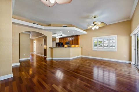 Townhouse in Redington Shores, Florida 3 bedrooms, 236.34 sq.m. № 2105925 - photo 11