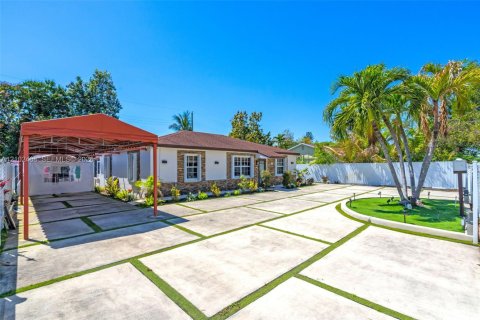 Villa ou maison à louer à Miami, Floride: 3 chambres, 126.07 m2 № 2407265 - photo 3