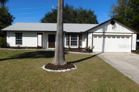 House in Deltona, Florida 3 bedrooms, 117.43 sq.m. № 1532189 - photo 1