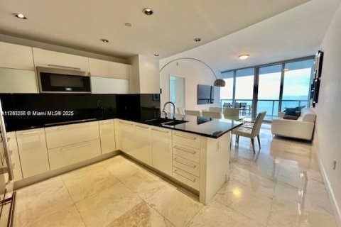 Снять в аренду кондоминиум в Санни-Айлс-Бич, Флорида 1 спальня, 107.86м2, № 1957797 - фото 2