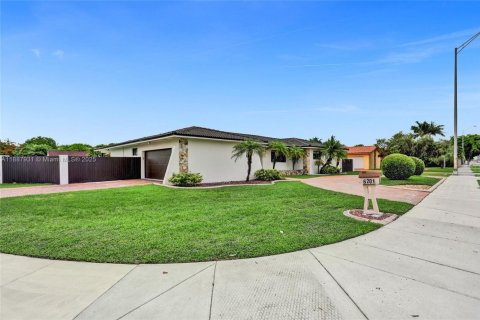 House in Miami, Florida 6 bedrooms, 325.07 sq.m. № 2021380