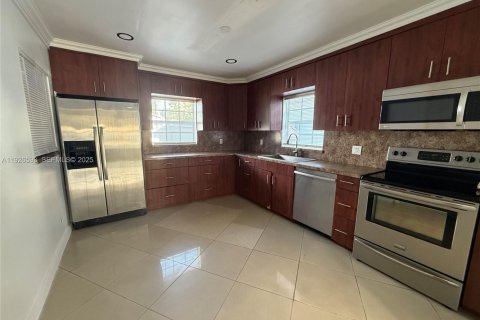 House in Hollywood, Florida 3 bedrooms, 96.62 sq.m. № 1985910 - photo 14