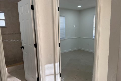 House in Hollywood, Florida 3 bedrooms, 96.62 sq.m. № 1985910 - photo 7