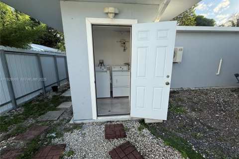 House in Hollywood, Florida 3 bedrooms, 96.62 sq.m. № 1985910 - photo 19
