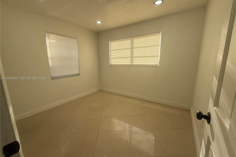 House in Hollywood, Florida 3 bedrooms, 96.62 sq.m. № 1985910 - photo 11