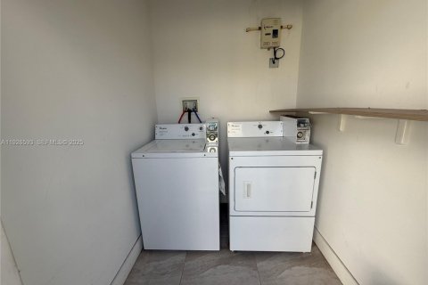 House in Hollywood, Florida 3 bedrooms, 96.62 sq.m. № 1985910 - photo 20