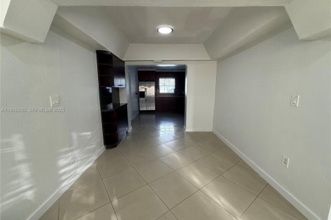 House in Hollywood, Florida 3 bedrooms, 96.62 sq.m. № 1985910 - photo 12