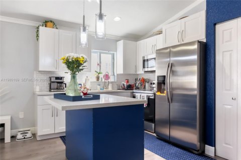 House in Miami, Florida 4 bedrooms, 168.43 sq.m. № 2043064 - photo 6