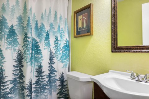 House in Miami, Florida 4 bedrooms, 168.43 sq.m. № 2043064 - photo 8