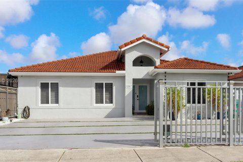 House in Miami, Florida 4 bedrooms, 168.43 sq.m. № 2043064