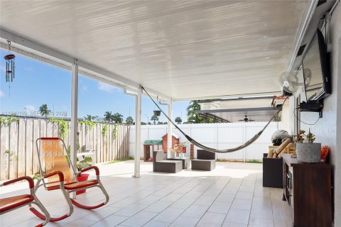 House in Miami, Florida 4 bedrooms, 168.43 sq.m. № 2043064 - photo 15